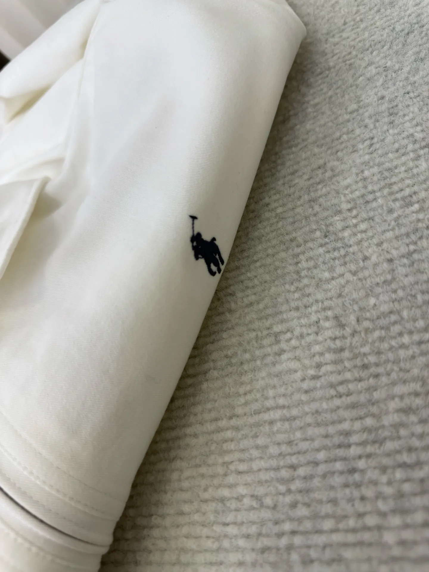 P490 Ralph Lauren embroidered zipper jacket. Customized cloud-velvet white twill cotton. Soft and silky. Comfortable against the skin. Dressed in pure white. Exuding innate elegance. Exquisite indigo pony logo embellished with it. Fully recognizable. Bringing a breath of freedom and vitality. Pure and smart color symphony. Reconstructing classics with neat silhouettes. Defining modern relaxation with versatile genes. Using imported machine embroidery technology. Using advanced computer control systems and precision mechanical components. Realize the iconic pony embroidery operation with high precision and smooth and delicate lines. Template machine bag opening. Preset templates guide the position, shape and size of the bag opening. Accuracy ensures the quality of the bag opening effect. The hem is made in one go using a three-needle waist-drawing machine. The elastic band and fabric are sewn together in the same process using the machine's special needle position and feeding mechanism. The three-needle design is stronger and can evenly distribute pressure to ensure that the elastic band and the fabric are tightly fitted. The fabrics have been washed. Better feel and texture, not easy to deform, not easy to shrink, not easy to fade, maintain long-term beauty, size: S M L XL